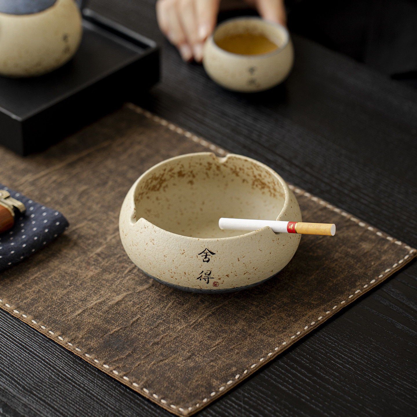 フリントレッドセラミック灰皿、飛散防止灰収集、丸型セラミック - Fire Starting Kit のレビューと価格