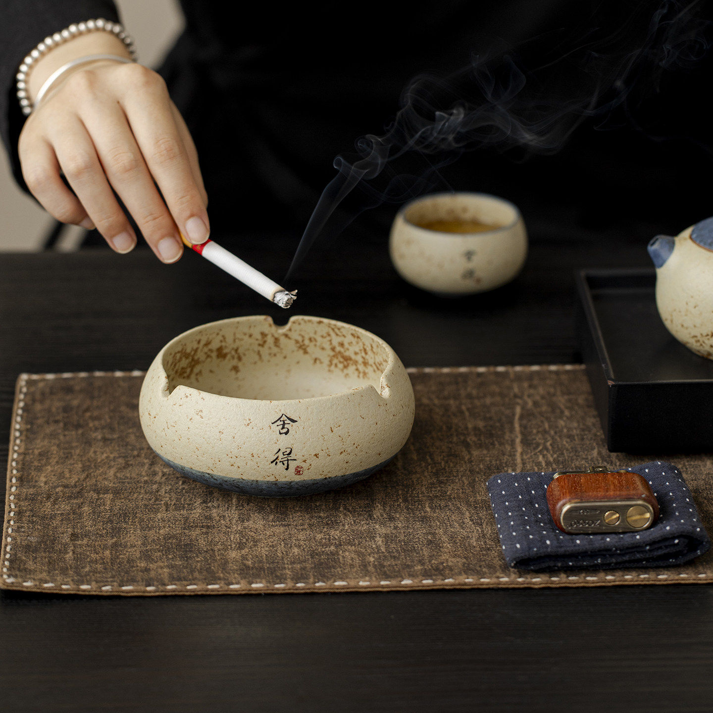 フリントレッドセラミック灰皿、飛散防止灰収集、丸型セラミック - Fire Starting Kit のレビューと価格